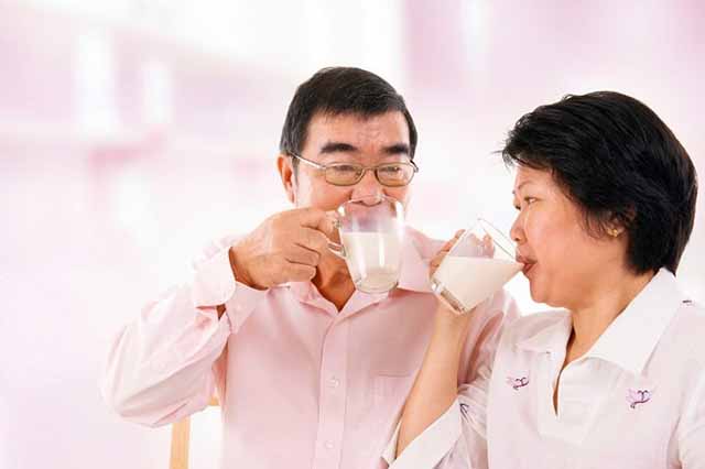 Sữa non giúp người già khỏe mạnh hơn