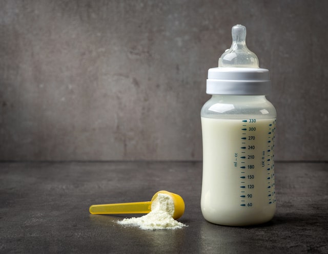 Đổi sữa cho bé nên từ từ, quá đột ngột sẽ khiến cơ thể bé khó thích nghi