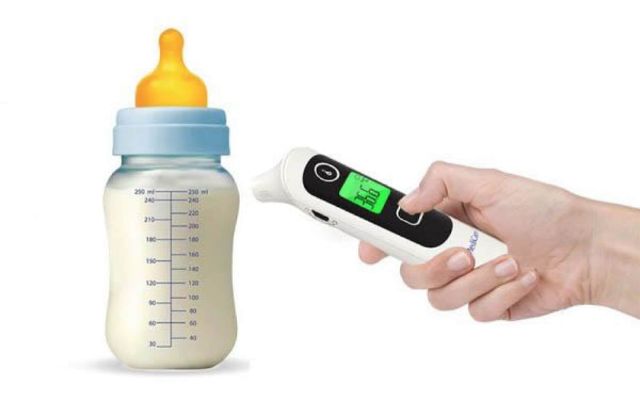 Cha mẹ phải chú ý đến nhiệt độ sữa cho trẻ sơ sinh uống