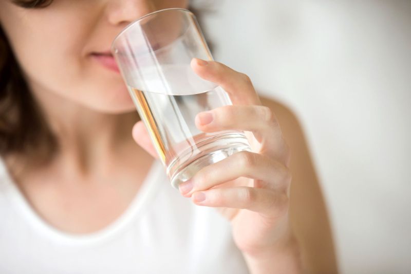 Uống nước giúp đào thải chất độc tốt hơn qua đường nước tiểu và mồ hôi