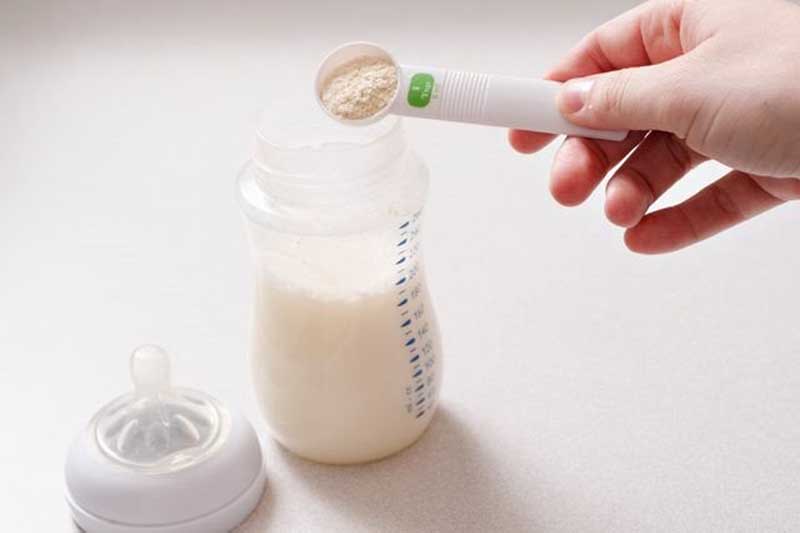 Pha Mama sữa non với sữa công thức cần đúng chuẩn tỷ lệ được khuyến cáo