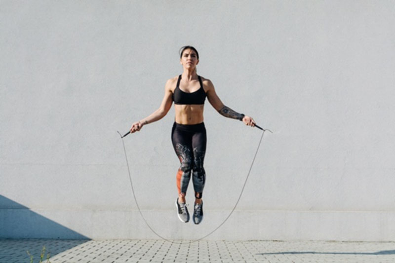 Nhảy dây vừa giúp giãn cơ tăng chiều cao, lại giúp bạn có vóc dáng thon thả