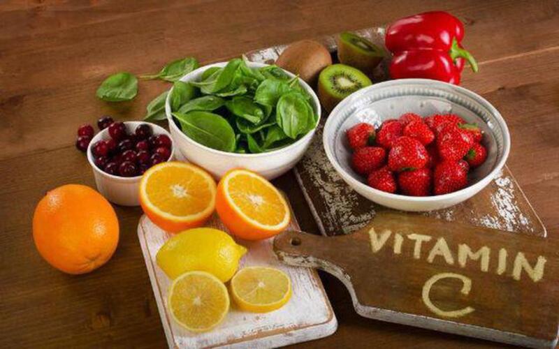 Uống Elevit cùng với thực phẩm, nước hoa quả giàu vitamin C tăng khả năng hấp thụ